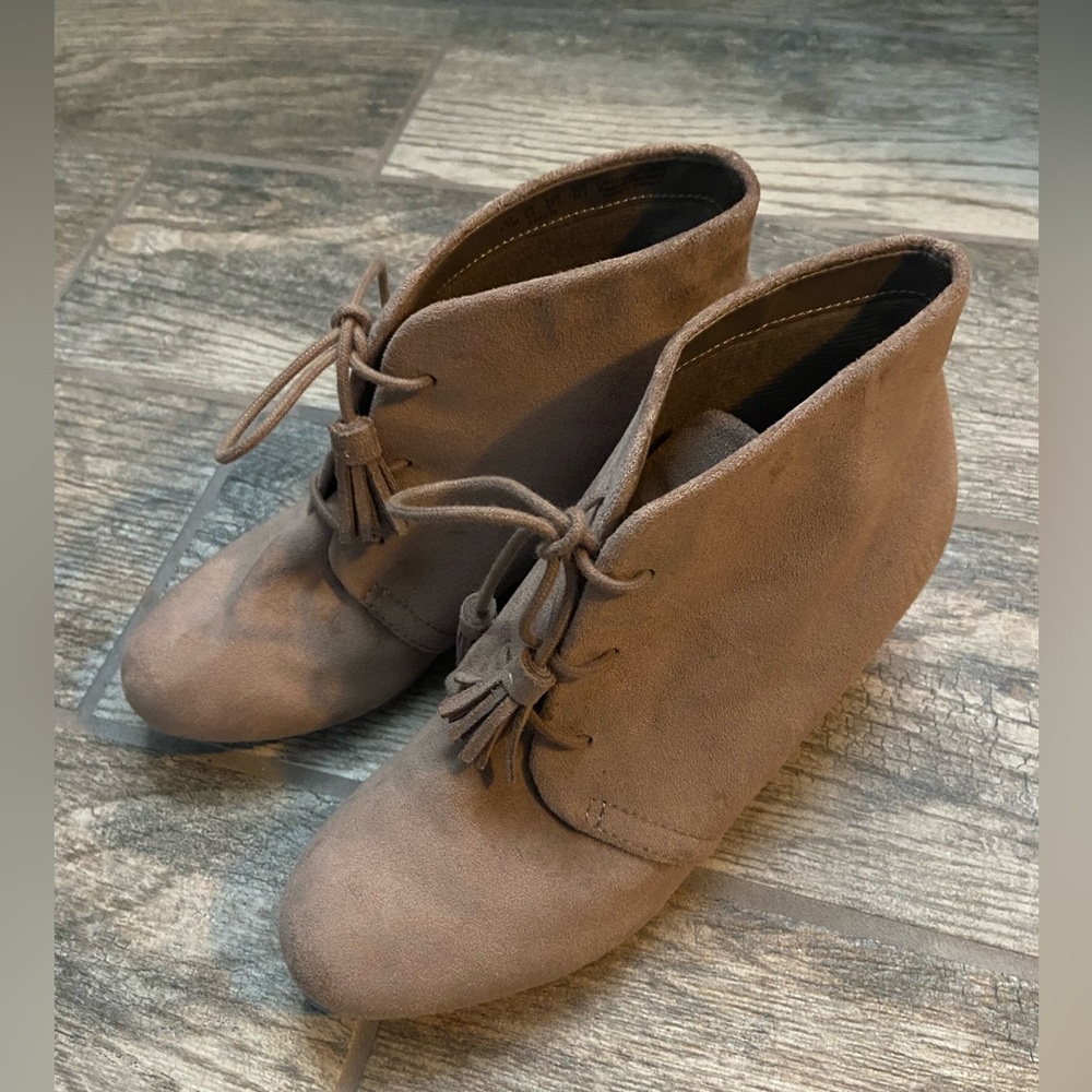 NWOT Dr Schools boots with rubber soles size 7.5
